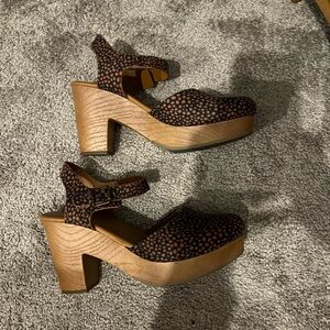 women’s platform clogs